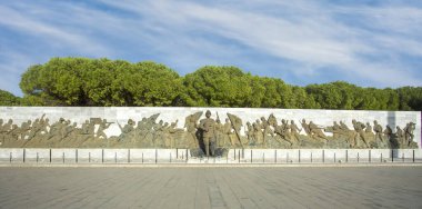 Çanakkale Şehitleri Anıtı Gelibolu savaş katılan Türk askerleri hakkında hizmet anısına bir savaş anıtı olduğunu