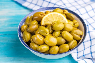 Çatlamış yeşil zeytin. Limonlu çatlamış yeşil zeytin. Türk usulü zeytin (Türkçe: kirma zeytin))