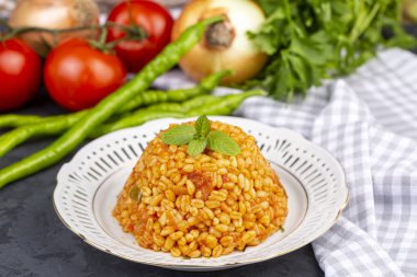 Tabakta domates sosu bulunan geleneksel Türk bulgur pilavı (Türkçe adı; meyhane pilavi))