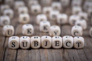 Masada tahtadan küpler ve özne harfler var.