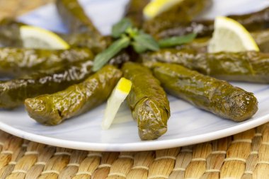 Lezzetli dolma (sarma) dolma yaprağı pilavı. Lübnan Dolma Sarması tabakta. Lübnan Türk mutfağı, Yunan ortadoğu mutfağı. (Türkçe adı: Yaprak sarma)