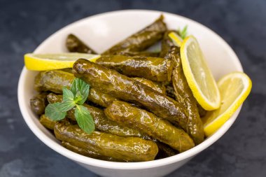 Lezzetli dolma (sarma) dolma yaprağı pilavı. Lübnan Dolma Sarması tabakta. Lübnan Türk mutfağı, Yunan ortadoğu mutfağı. (Türkçe adı: Yaprak sarma)