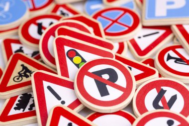 Farklı renkli trafik işaretleri izole edildi