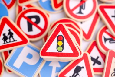 Farklı renkli trafik işaretleri izole edildi