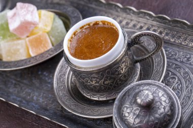 Geleneksel lezzetli Türk kahvesi ve Türk lezzeti