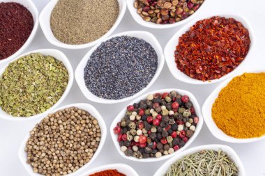Karışık baharatlar, çeşitli baharatlar.