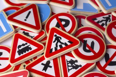 Beyaz arkaplanda farklı renkli trafik işaretleri