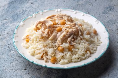 Geleneksel lezzetli Türk yemekleri; Nohutlu pilav ve tavuklu pilav (Türkçe adı: Tavuklu nohutlu pilav))