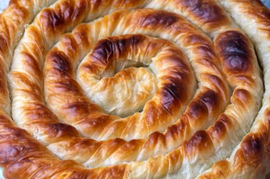 Türk Tepsi Boregi, Yuvarlak Borek, Tepsi hamur işi (Türkçe adı; rulo borek)