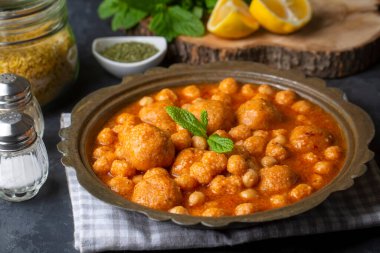 Geleneksel lezzetli Türk yemekleri; Bulgur çorbası (Türkçe adı; Anali Kizli, icli kofte)