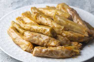 Lahana Sarma, Türk geleneksel yemeği, pirinç dolması ile sarılmış haşlanmış lahana yaprağı.