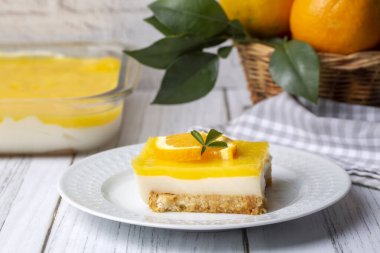 Lezzetli bir Türk tatlısı; portakallı, turuncu pastalı Etimek tatlısı, turuncu sütlü kek (Türkçe adı; Portakalli etimek tatlisi)