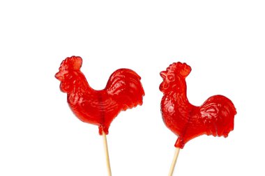 Horoz şekli lolipop beyaz zemin üzerinde izole - horoz şekeri (Türkçe adı; horoz sekeri)