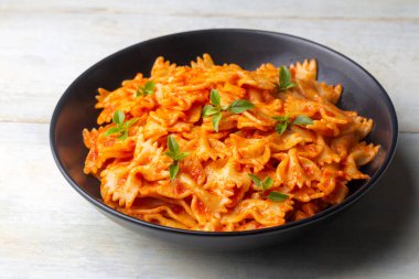 Domates soslu Farfalle makarna, papyonlu makarna sosu (Türkçe adı; domatesli kelebek makarna))