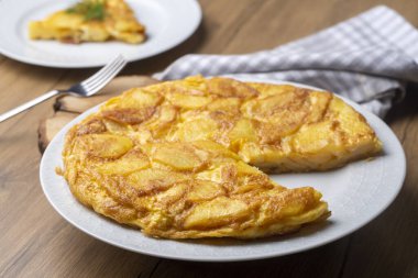 Patates omleti, patatesli yumurta (Türkçe: Yumurtali patatesi))