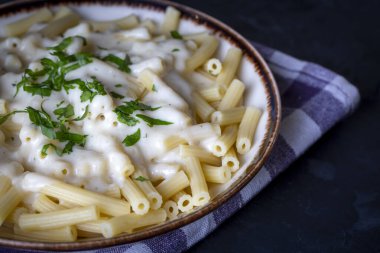 Lezzetli yemekler, peynirli makarna.