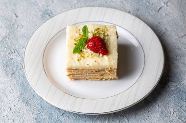 Milk semolina dessert with biscuits (Turkish name; sutlu irmik tatlisi)