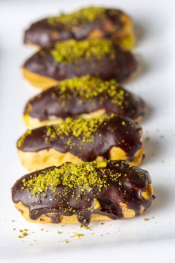 Geleneksel çikolatalı Fransız ekleriName.