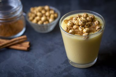 Boza veya Bosa, geleneksel Türk içkisi ve kızarmış nohut.