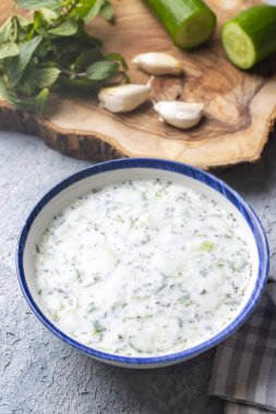 Geleneksel lezzetli aperatif; tzatziki (Türkçe adı; kakik)