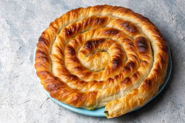 Türk Tepsi Boregi, Yuvarlak Borek, Tepsi hamur işi (Türkçe adı; rulo borek)