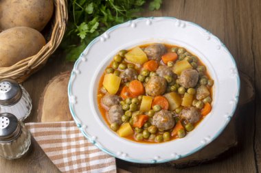 Köfteli Türk Gıda Yeşil Bezelye Güveci - Kofte veya Kofta Bezelye. (Türkçe adı; kofteli bezelye)