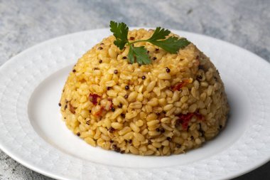 Kinoalı Bulgur pilavı, yemek konsepti fotoğrafı. Türkçe adı; kinoali bulgur pilavi