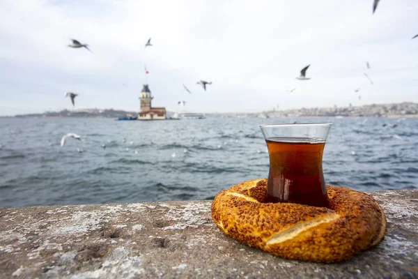 Maiden Tower Kiz Kulesi Turkish Tea Turkish Bagel Istanbul Turkey — Stock Photo, Image