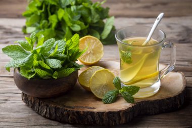 Limonlu ve naneli çay (Türkçe adı; nane limon cayi))