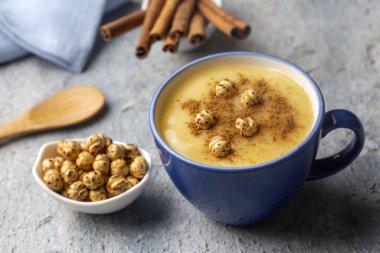 Boza veya Bosa, geleneksel Türk içkisi ve kızarmış nohut.