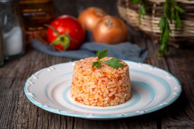 Geleneksel lezzetli Türk yemekleri; domatesli pirinç pilavı (Türkçe adı; Domatesli pirinc pilavi))