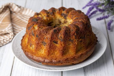 Lezzetli kurutulmuş meyveli pasta dilimlenmiş. Kurutulmuş meyveli kek. Pasta çok lezzetli, ev yapımı..