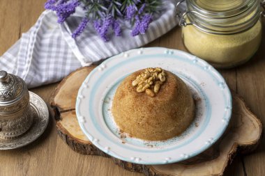 Geleneksel Türk irmik tatlı çöl halkası (Türkçe adı; irmik helvasi)