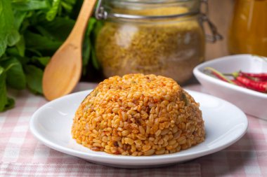 Tabakta domates sosu bulunan geleneksel Türk bulgur pilavı (Türkçe adı; meyhane pilavi))