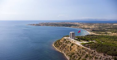 Çanakkale - Türkiye, 12 Eylül 2021 Gelibolu Yarımadası, Birinci Dünya Savaşı sırasında Çanakkale ve deniz muharebelerinin yapıldığı yer. Şehitler Anıtı ve Anzak Koyu. İnsansız hava aracı ile fotoğraf çekimi.