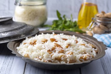 Geleneksel lezzetli Türk yemekleri; badem pirinç pilavı (Türkçe: Bademli pirinc pilavi)