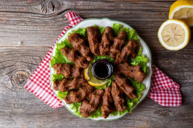 Geleneksel lezzetli Türk yemekleri; Türkçe adı; Cig kofte (Türkçe çiğ köfte) marullu