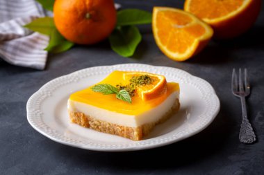 Lezzetli bir Türk tatlısı; portakallı, turuncu pastalı Etimek tatlısı, turuncu sütlü kek (Türkçe adı; Portakalli etimek tatlisi)