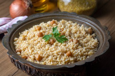 Geleneksel lezzetli Türk yemekleri; nohutlu bulgur pilavı (Türkçe adı: nohutlu bulgur pilavi))