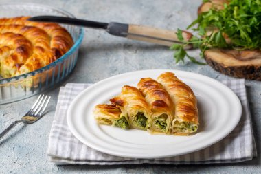 Türk Tepsi Boregi, Yuvarlak Borek, Tepsi hamur işi (Türkçe adı; rulo borek - ispanakli borek)