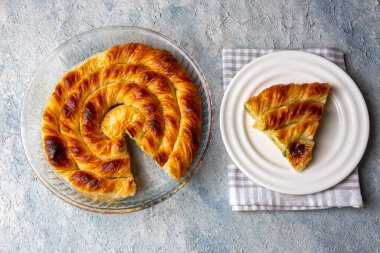 Türk Tepsi Boregi, Yuvarlak Borek, Tepsi hamur işi (Türkçe adı; rulo borek - ispanakli borek)