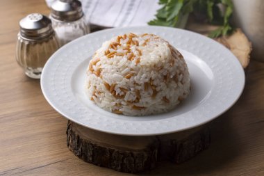 Geleneksel lezzetli Türk yemekleri; Türk usulü pirinç pilavı (Türkçe adı; Arpa sehriyeli pirinc pilavi)