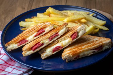 Türk tostu, çedar peyniri, sosis ve jambonla karıştırılmış tost, kızarmış patates (Türk adı Karisik tost))