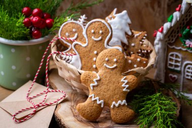 Noel ev yapımı zencefilli kurabiye, zencefilli kurabiye adam 