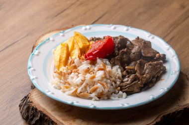 Geleneksel Türk karaciğer kebap mutfağı. Yaprak ciğeri baharatlı. Lezzetli Türk purosu. (Türkçe isim; yaprak ciger)