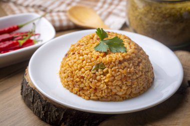 Tabakta domates sosu bulunan geleneksel Türk bulgur pilavı (Türkçe adı; meyhane pilavi))