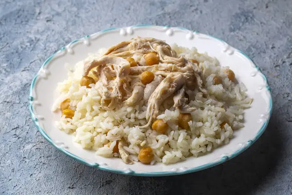 Geleneksel lezzetli Türk yemekleri; Nohutlu pilav ve tavuklu pilav (Türkçe adı: Tavuklu nohutlu pilav))