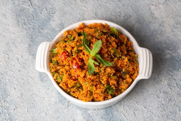 Geleneksel lezzetli Türk yemekleri: bulgur salatası (kisir)