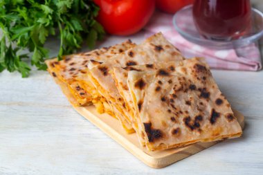 Geleneksel lezzetli Türk yemekleri; Patates Turtası (Türkçe adı; patatesli gozleme - gozleme)