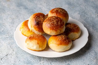 Geleneksel lezzetli el yapımı Türk hamur işi peynirli hamur işi (Türkçe adı: pogaca))